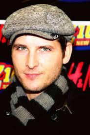  Peter Facinelli wearing a scarf<3