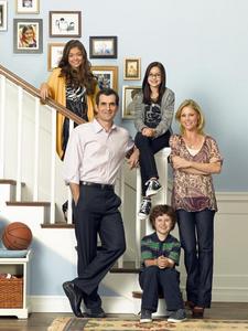  Probably the Dunphies from Modern Family (pictured) または the Bings from Friends.