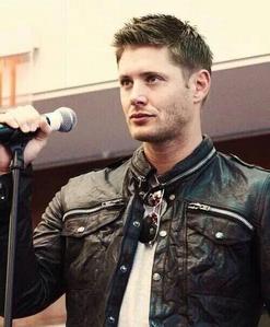  Jensen in a black áo khoác