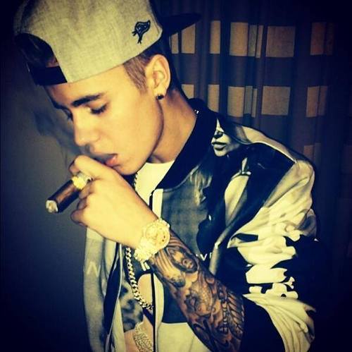 I don't like that he smokes BUT people who leave him because of it are not true beliebers. He makes choices in life that I don't agree with but im still a belieber because I was here for the موسیقی and that's what he is - he is a SINGER! NOT a role model for your stupid پچھواڑے, گدا children.