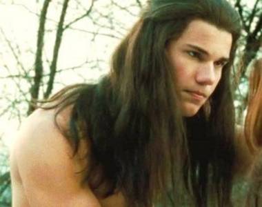  Taylor wearing the Jacob wig in New Moon<3