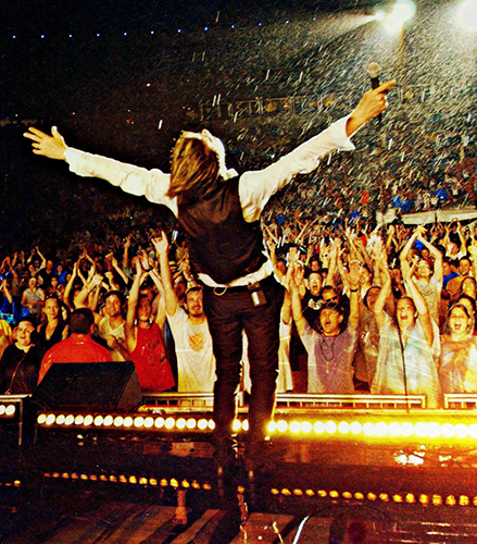 Bowie singing in the rain <3
