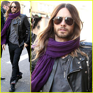  耶稣 wearing a purple scarf<3