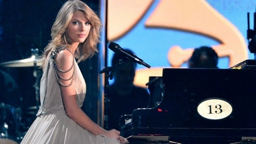  Here's mine. 13 is written on the piano. Taylor rápido, swift performing 'All Too Well' at the 2014 Grammys.