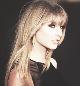Taylor with straight hair.:}