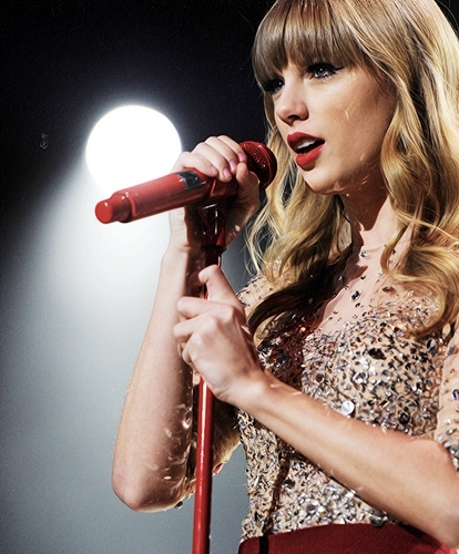 Taylor performing.:}