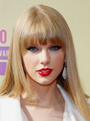  tay swi with red lipstick :D