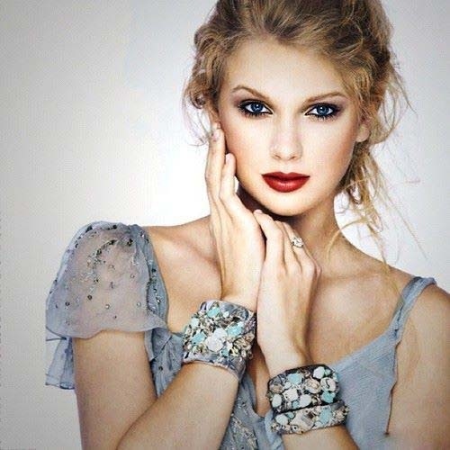 Taylor schnell, swift with red lipstick.:}