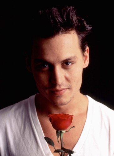  don't bạn just wanna Kiss Johnny Depp in this pic?? :* <333