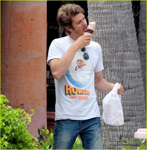 Andrew Garfield licking his ice cream cone<3
