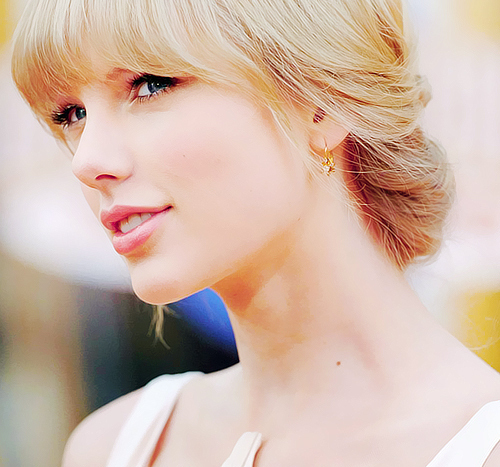 beautiful Taylor.:}
