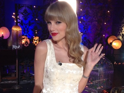  here taylor in red lipstick <3