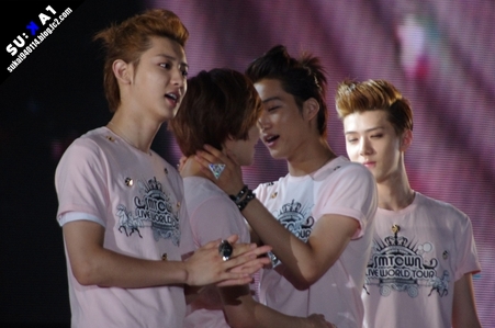 I love their interactions in between Chanyeol and Sehun <3 :D 