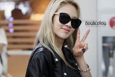  Hyoyeon <3 This is the link to see the dress she is wearing http://pbs.twimg.com/media/BUB32OBIYAAexdr.jpg:large