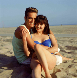  Luke Perry and Shannen Doherty