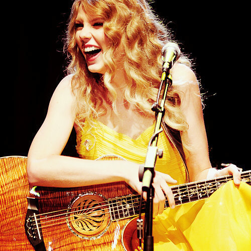  taylor's laughing.. *_*
