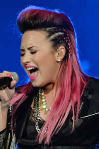 She is amazing! Demi, anda are amazing and never stop being your amazing and gorgeous self!!