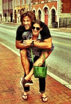 Jared Padalecki and his wife, Gen. They're too cute. ^_^