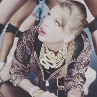 Tay in shake it off❤ ❥