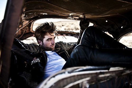  this is my fave Robert photoshoot EVER.He looks unbelievably hot in leather.I just wanna rip the leather off him and lick him all over.What?Like Du don't wanna do the same thing<3