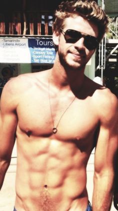  a shirtless Liam Hemsworth<3