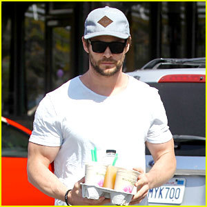  Chris Hemsworth in a tight t-shirt<3