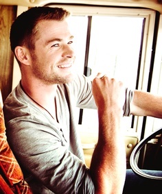  happy Hemsworth<3