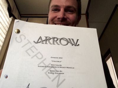  Stephen Amell with a script<3