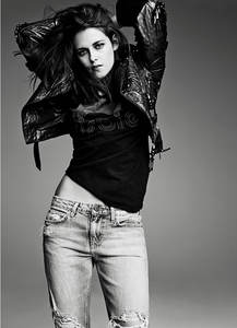 Kristen has a very cool style,whether it's jeans and t-shirts or dresses,she rocks in whatever she wears<3