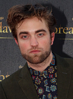  normally I Cinta whatever Rob wears,but that baju is fugly and needs to be burned<3