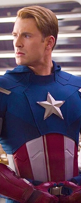  Chris Evans in his Captain America costume