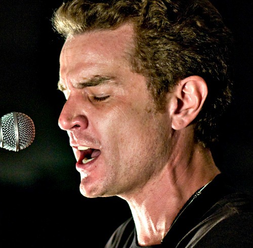  James Marsters cantar :D