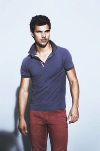  Taylor wearing red and blue<3