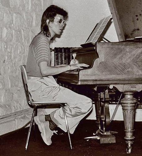  Ziggy playin Piano <3