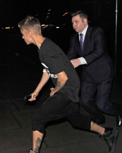  Justin running for cover from paps.