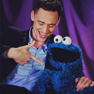  Tom Hiddleston smiling with the Cookie Monster <333