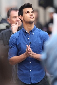  Taylor Lautner looking up<3