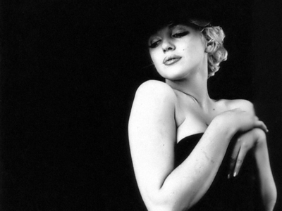  Marilyn never had a mother she was a foster 집 child and she also got raped, She had natural beauty unlike (most) 유명인사 today and she is the reason singers such as Lady Gaga and 마돈나 now exist: sex idols. Marilyn can be appreciated on almost any level 당신 want to appreciate her - physically, sexually, emotionally, intellectually, psychologically, historically, etc. She was such a complex and fascinating woman who accomplished a great deal despite many obstacles - she became a sex symbol in a time of sexual repression, rose to prestige from humble beginnings, improved drastically despite deep insecurities, became knowledgeable and self-educated despite a lack of formal education, developed a shrewd toughness despite her prior naivete and lack of experience, maintained a sense of honesty despite working in an illusion-based profession, created a 판타지 persona despite a much darker reality, was the first woman to challenge a major studio on the grounds of artistic freedom as well as the first to establish a production company, despite being a mere sex symbol during a time when women had limited rights, etc, etc, etc. The fact that Marilyn did all this and was still flawed, insecure, and made mistakes makes her all the 더 많이 human to her fans. And that is what we admire above all - her humanity.