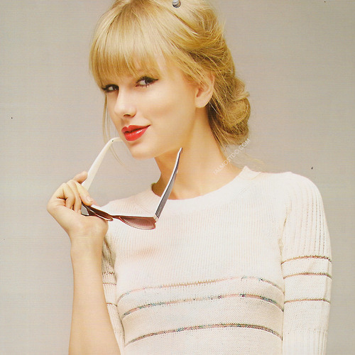  Taylor wearing white.:}