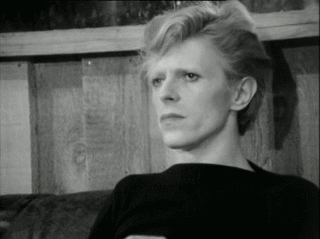 Bowie watching his Rock N Roll Suicide performance my sad depressed cún yêu, con chó con :(