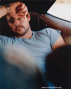 Karl Urban leaning against the backseat of a car<3