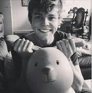  ASHTON IRWIN'S SMILE MAKES MY WHOLE WORLD LIGHT UP :) こんにちは EVEN THE STUFFED ANIMAL IS SMILING DOUBLE POINTS FOR ME