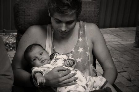  ADORABLE LUKE HEMMINGS WITH HIS BABY COUSIN ZOE WHO GAVE HIM THE RIGHT TO HOLD CHILDREN TO MAKE OUR OVARIES EXPLODE???