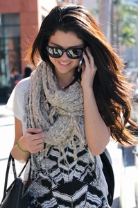  selena gomez happy with scarf...