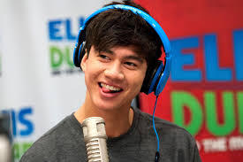  Calum フード with his damn tongue sticking out naughty naughty boy XD