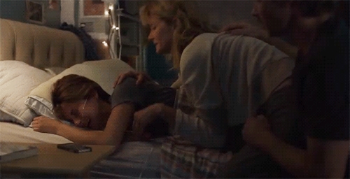  Shailene Woodley,in a scene from The Fault in Our Stars grieving over Augustus Waters'(played por Ansel Elgort)death:(
