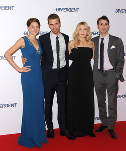  Theo with 3 of his Divergent co-stars<3