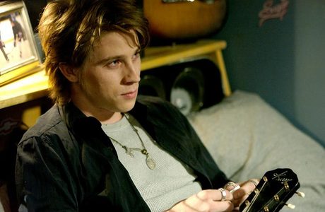  Garrett Hedlund. He sings and acts!!