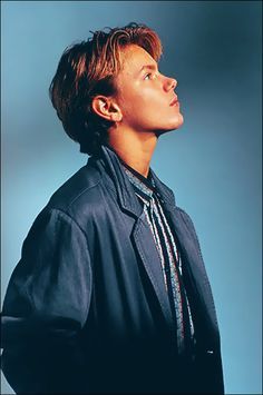  River Phoenix from the side