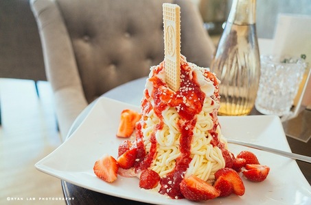  ate स्पघेटी, स्पेगेटी ice cream? looks disgusting but i bet it's yummy since its ice cream .-.